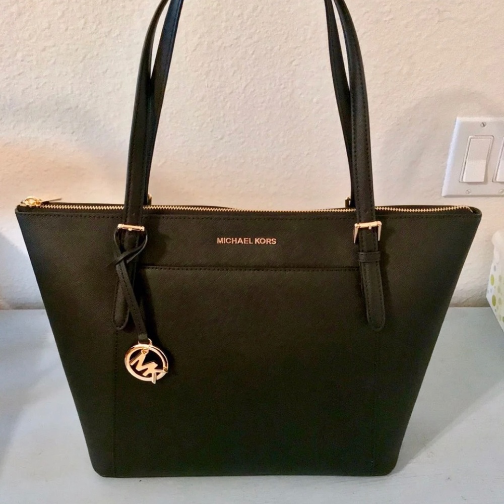 Michael Kors purse like new!💜💜